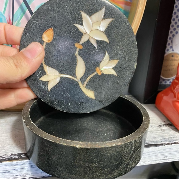 Hand-Carved Black Marbled Floral Box - Picture 3 of 7